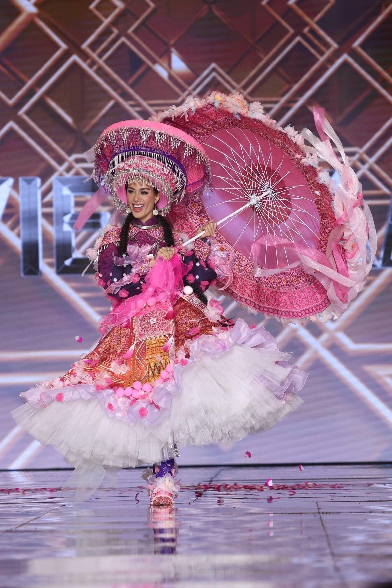 Như Vân tại đêm thi bán kết Miss Global 2024