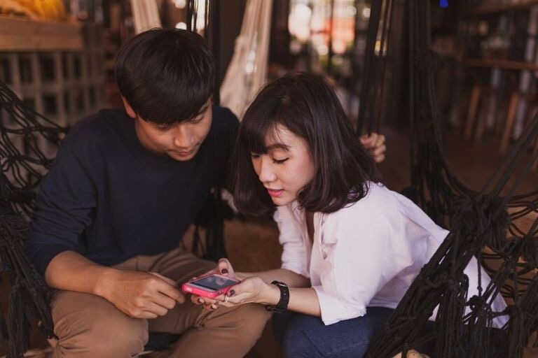 Liệu ngôn từ sẽ là chiếc cầu nối hay rào cản trong tình yêu?