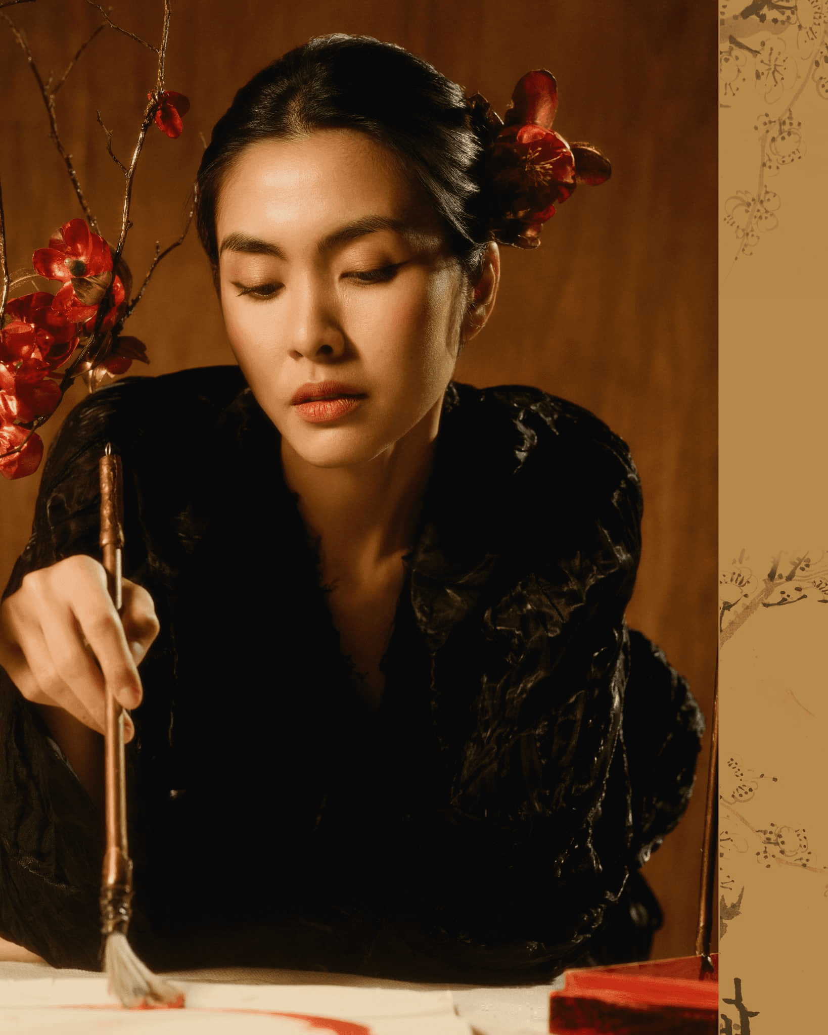 Tăng Thanh Hà còn hóa thân thành một quý cô cổ điển với chiếc đầm đen cắt xẻ