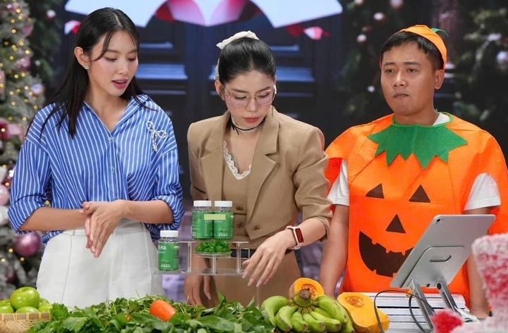 Hoa hậu Thuỳ Tiên, Hằng Du Mục, Quang Linh Vlogs trong một buổi quảng cáo sản phẩm kẹo Kera.