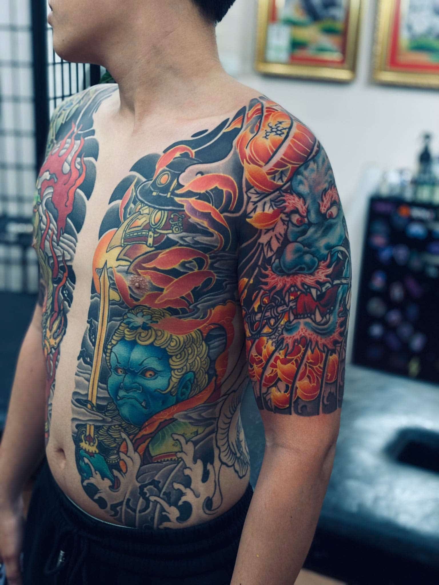 Phong cách Neo-traditional là nơi anh dung hòa giữa biểu tượng và cảm xúc, giúp hình xăm đạt độ chuyển mượt mà mà vẫn giữ cấu trúc khối rõ ràng