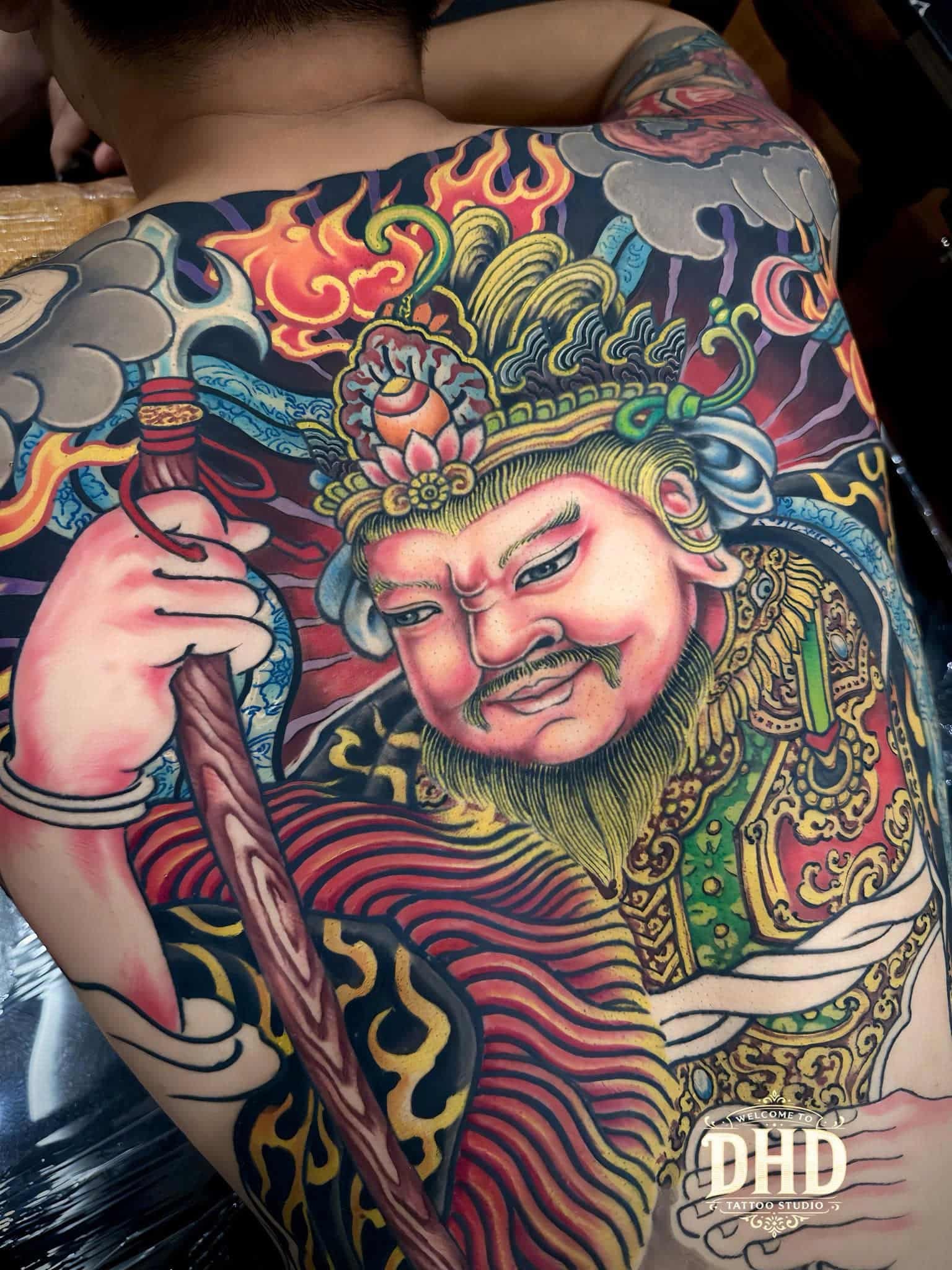 Sự kết hợp giữa bố cục truyền thống và kỹ thuật đổ khối hiện đại giúp tattoo trở thành một tác phẩm nghệ thuật mang “linh hồn sống”