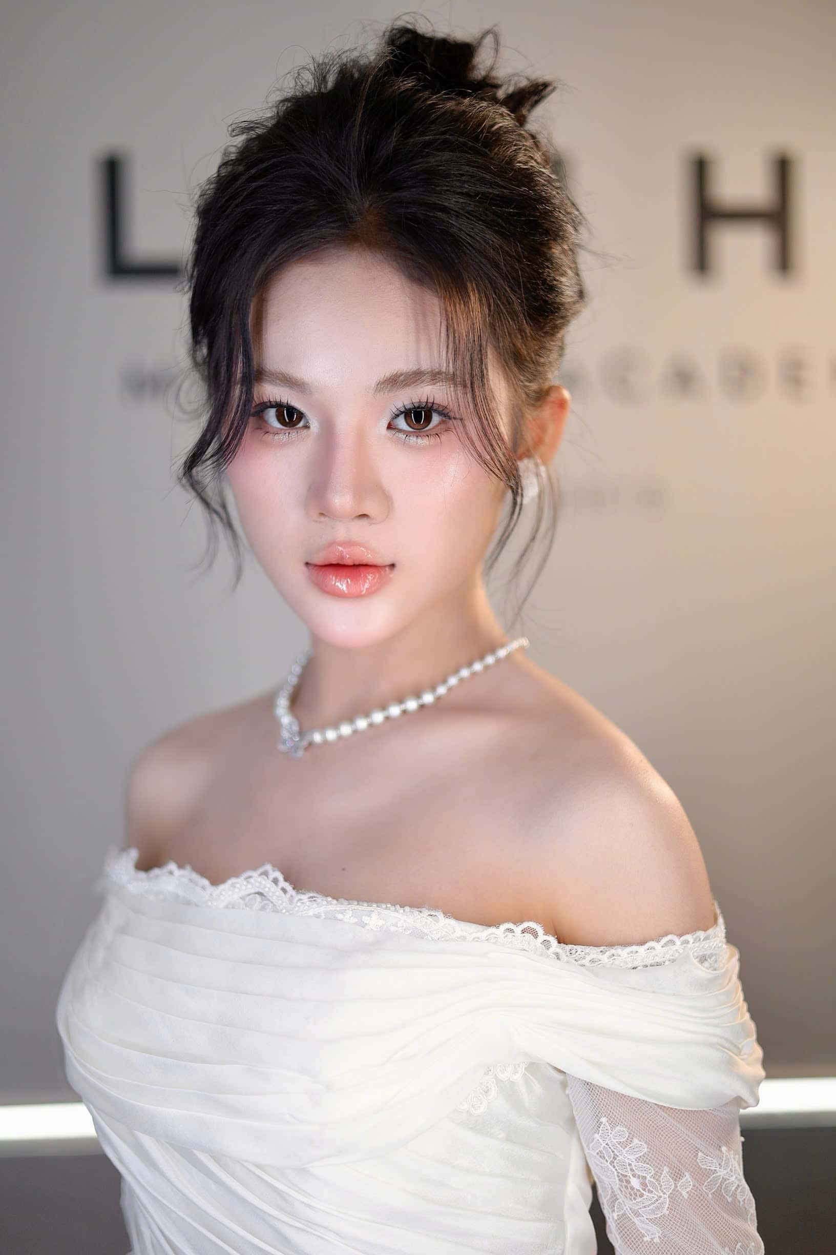 HALIE STUDIO chú trọng từng chi tiết từ lớp nền mỏng nhẹ, layout tự nhiên đến trang phục vừa vặn, để cô dâu tỏa sáng theo cách riêng