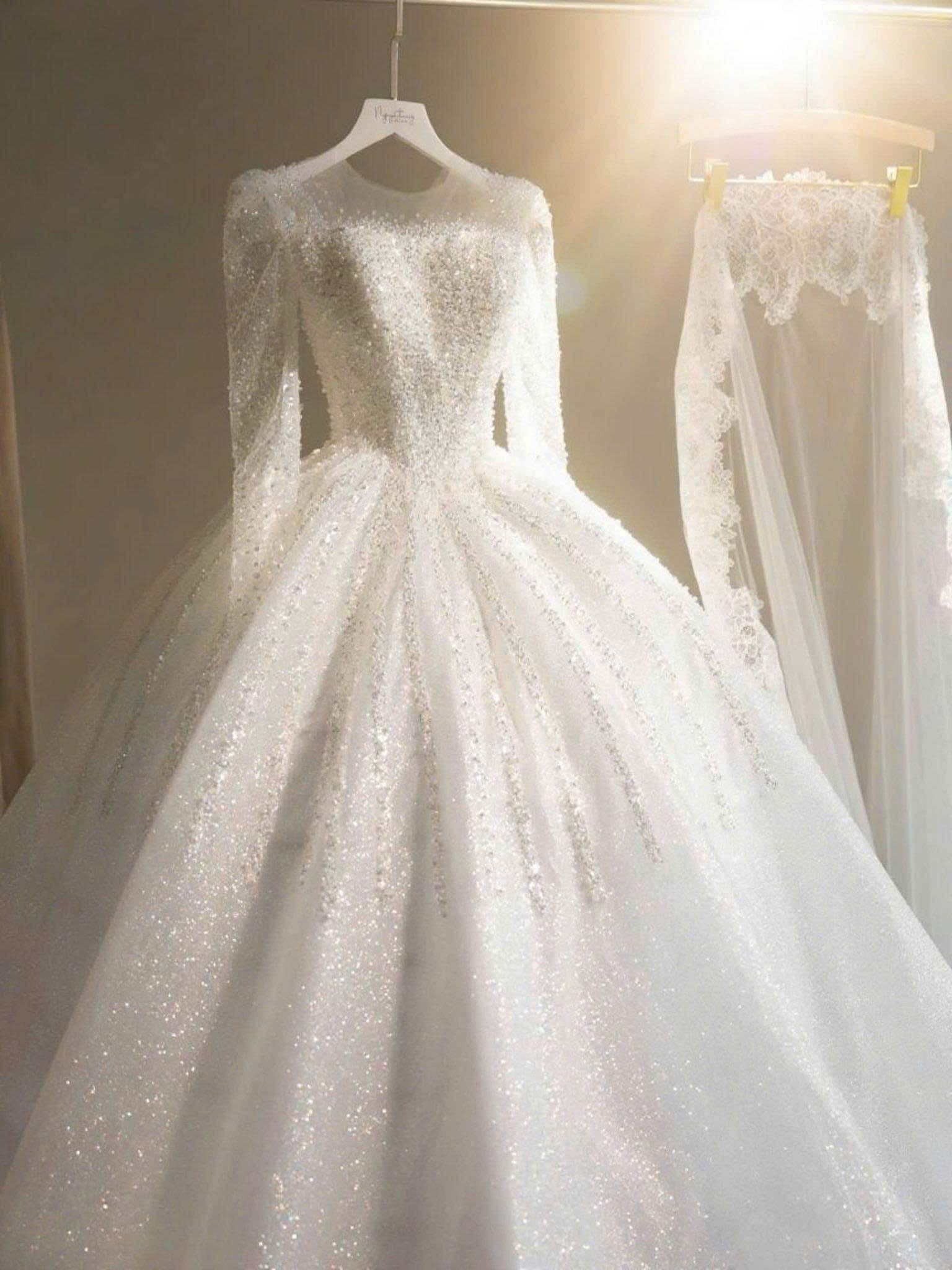 Từng đường cắt, lớp vải và chi tiết nhỏ đều được HALIE chăm chút tỉ mỉ để cô dâu tỏa sáng trong ngày trọng đại