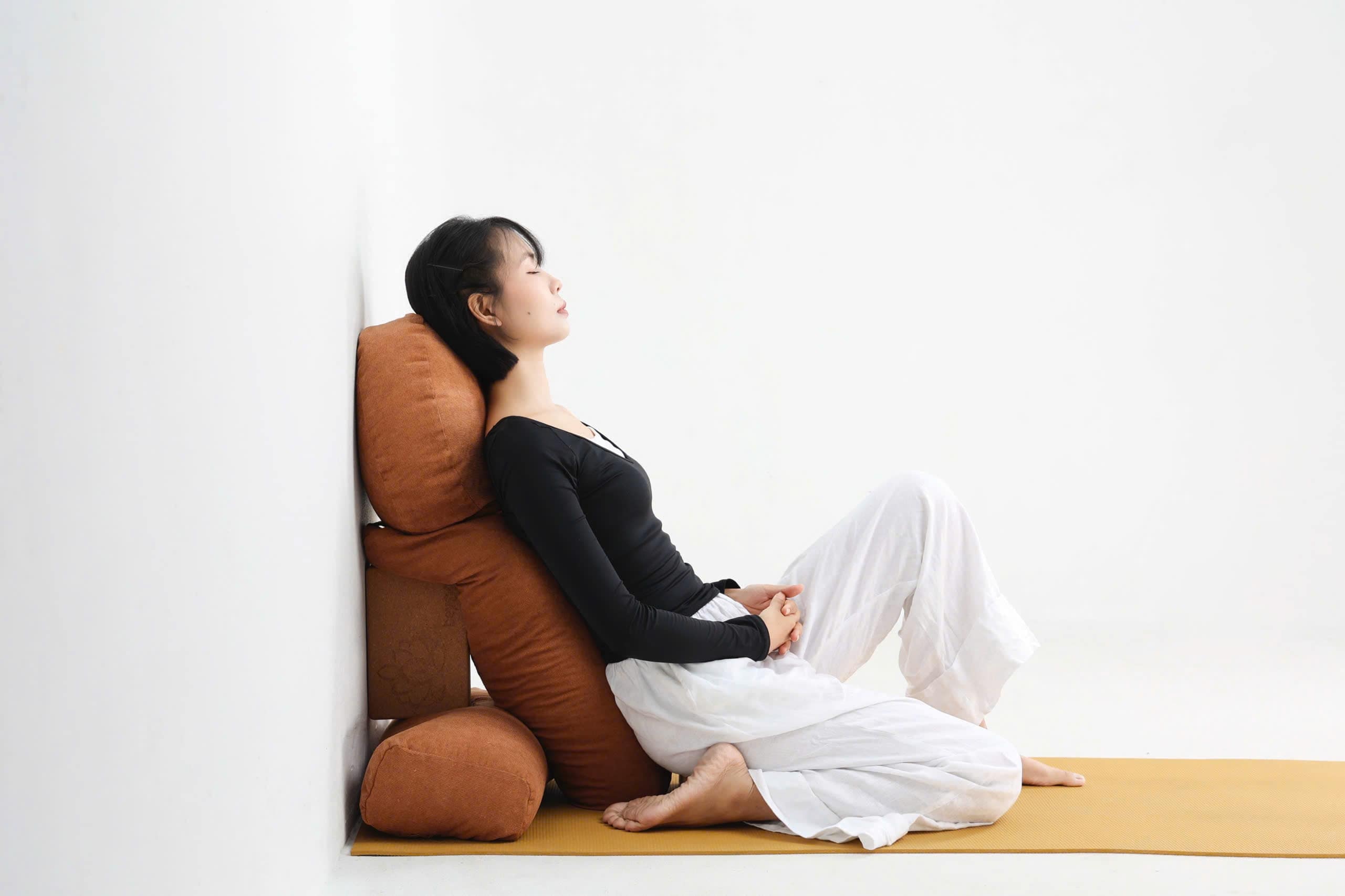 Thiên Hà tận hưởng khoảng lặng trong yoga