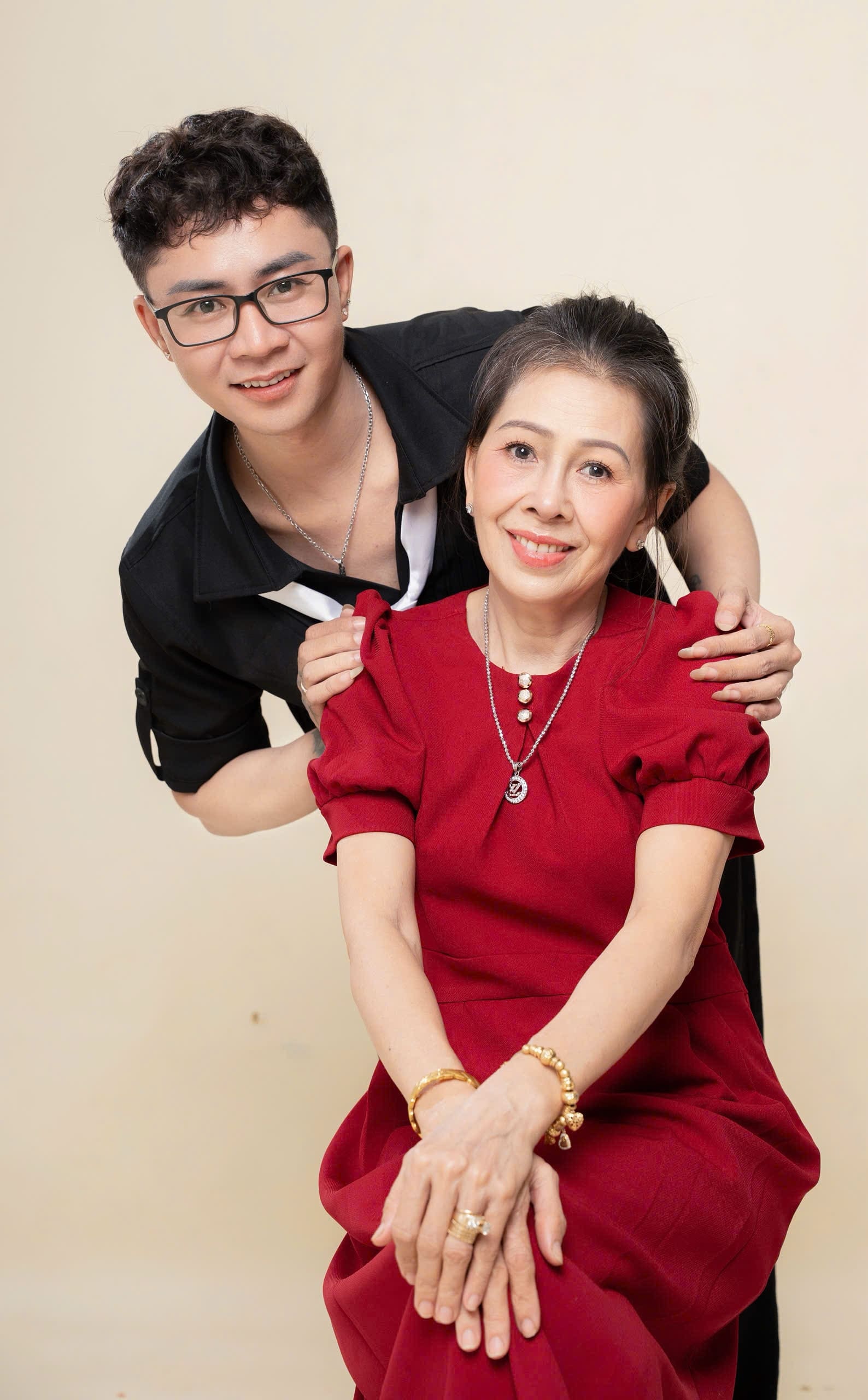 Makeup artist Nguyên Phát và cha mẹ nuôi