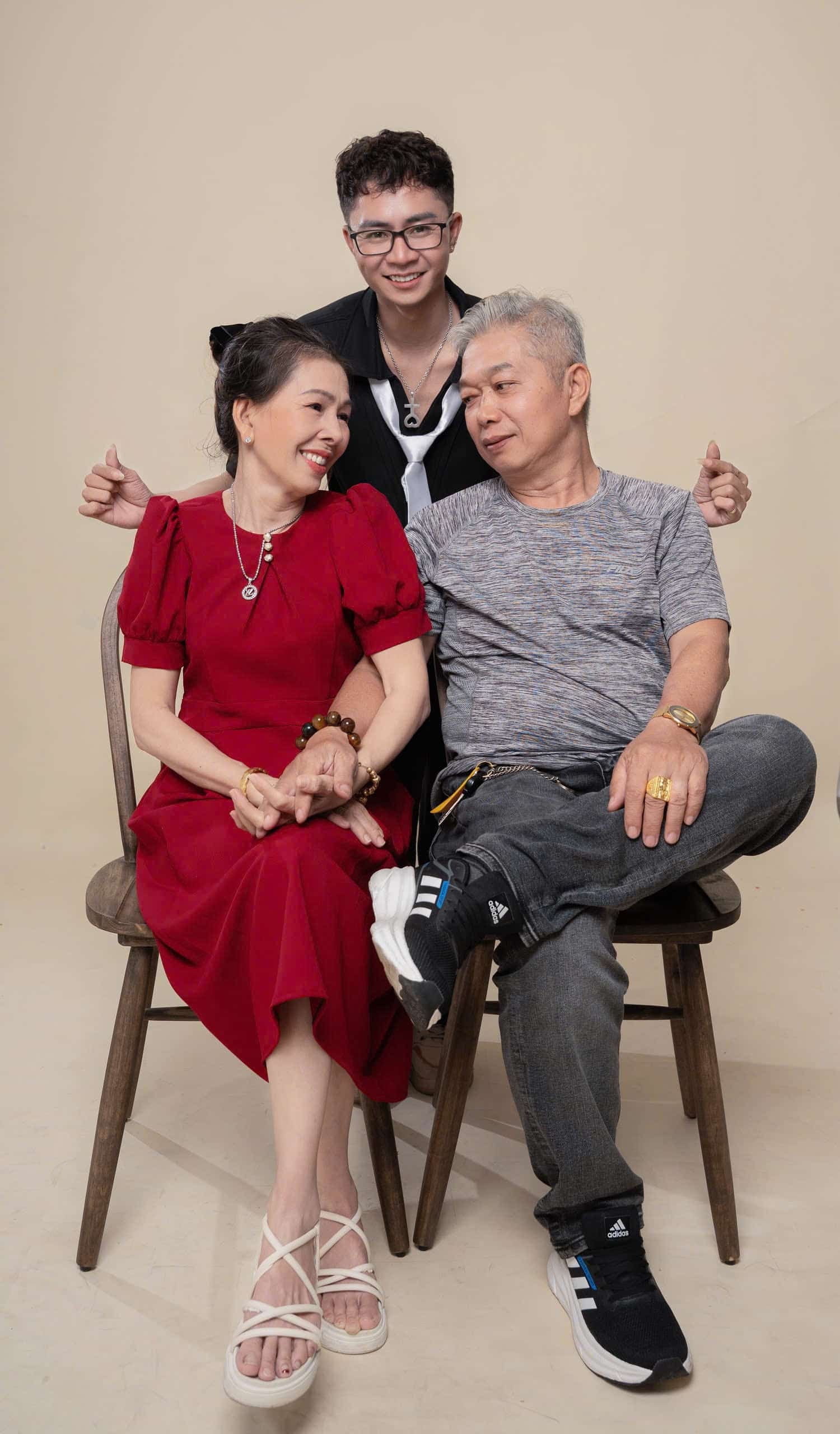 Makeup artist Nguyên Phát và cha mẹ nuôi