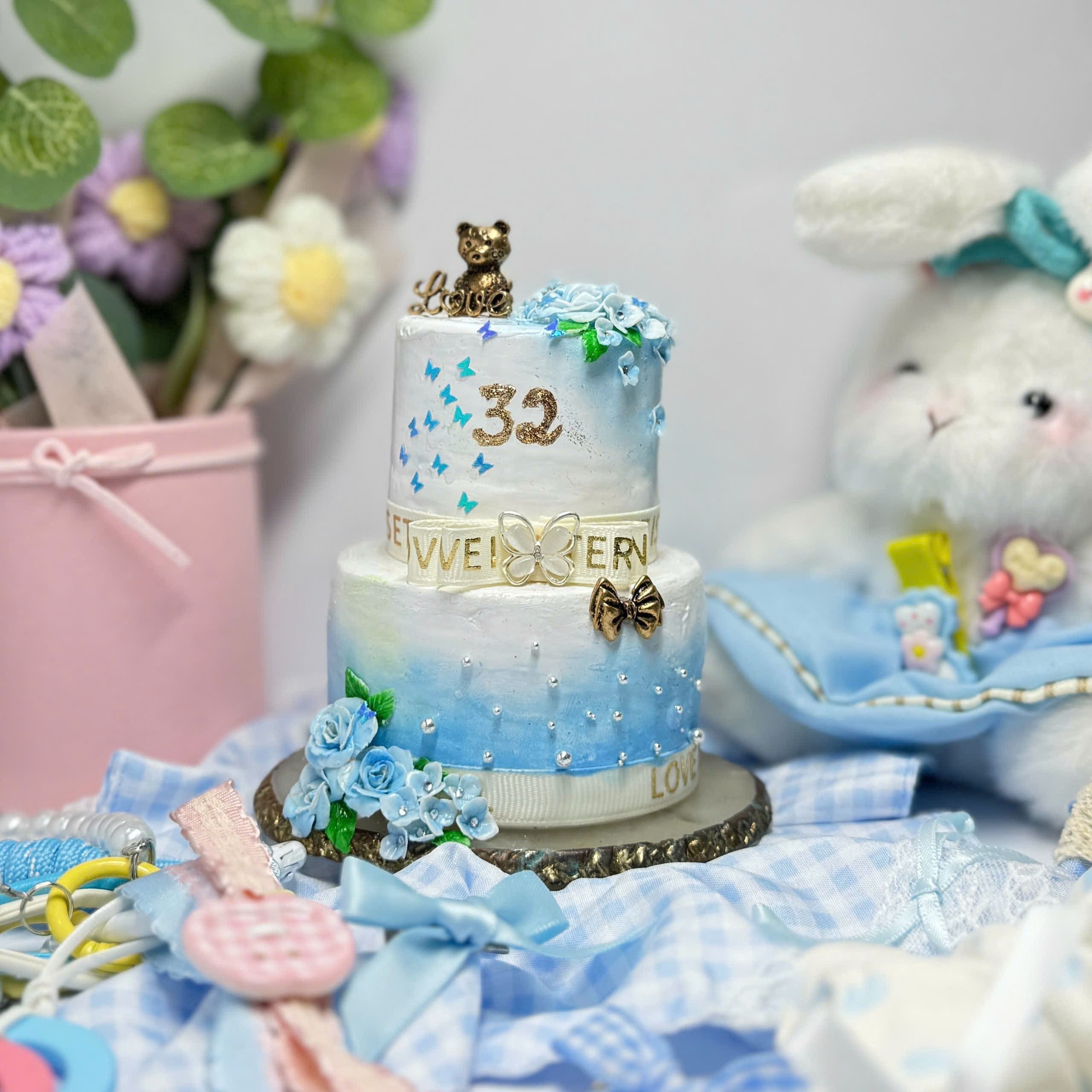 Chiếc bánh sinh nhật tạo hình từ đồ nail do chính tay chị Trang tỉ mỉ thực hiện, gửi gắm trọn vẹn tình cảm dành cho người thân