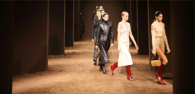 BST Hermès Thu Đông 2025- Cuộc diễu hành thần thánh của đồ da và sắc đen bóng bẩy
