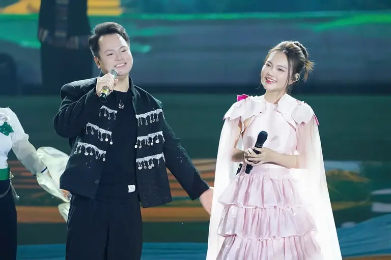 Hai ca sĩ xứ Nghệ hát tiếng Hà Nhì, Thái tại Lễ hội Hoa Ban 2025