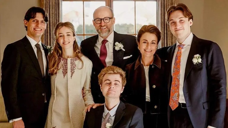 Hoàng tử Frederik (ngồi giữa) trong ảnh gia đình. Ảnh - Luxembourgh