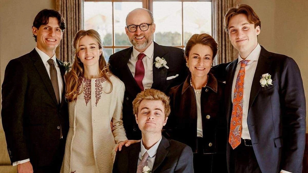 Hoàng tử Frederik (ngồi giữa) trong ảnh gia đình. Ảnh - Luxembourgh