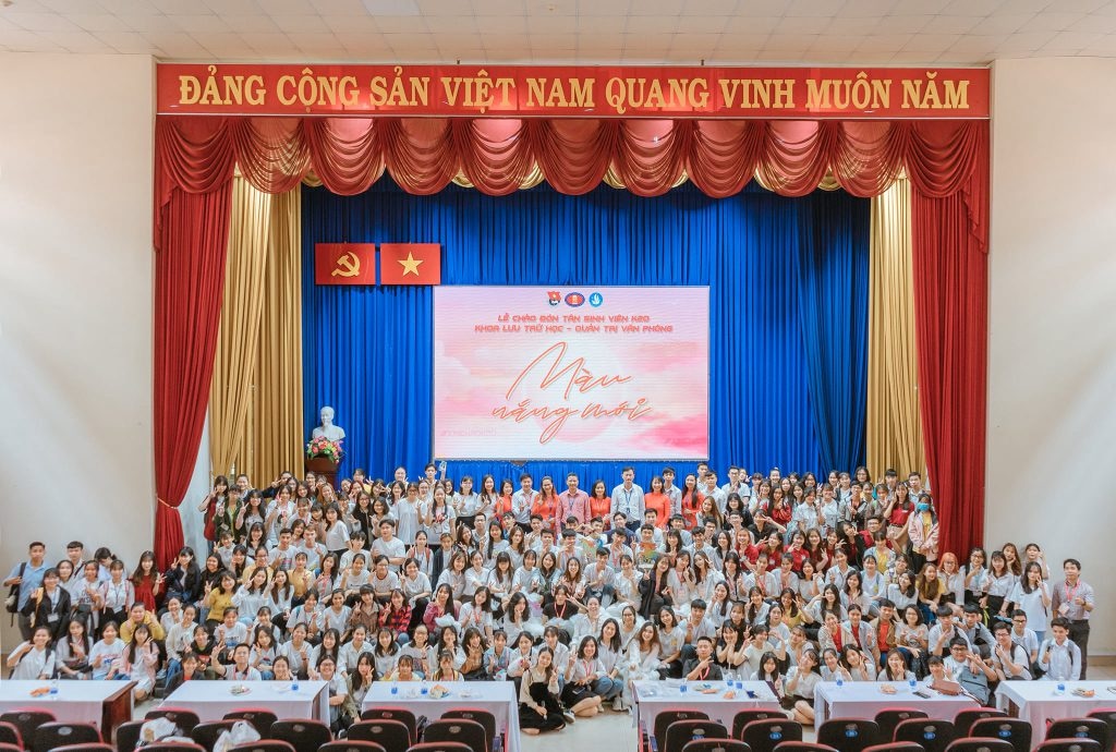 Lễ đón tân sinh viên khoa Lưu trữ học - Quản trị văn phòng, ( ảnh trường Đại học khoa học xã hội nhân văn )