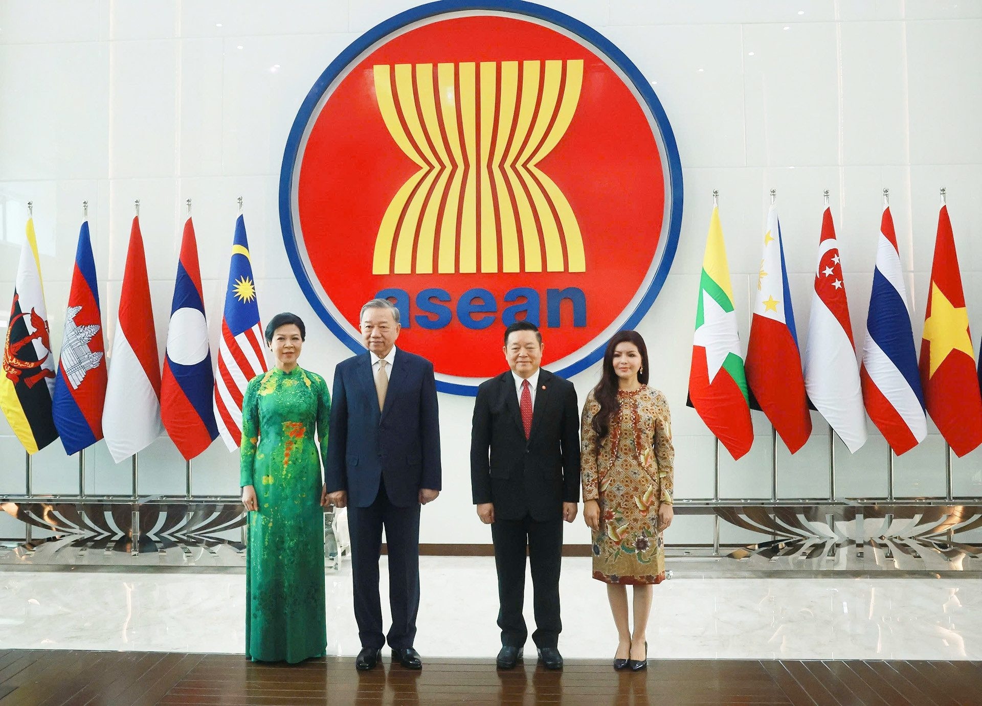 Tổng Bí thư Tô Lâm và Phu nhân cùng Tổng Thư ký ASEAN Kao Kim Hourn và Phu nhân tại Trụ sở Ban Thư ký ASEAN. Ảnh: TTXVN