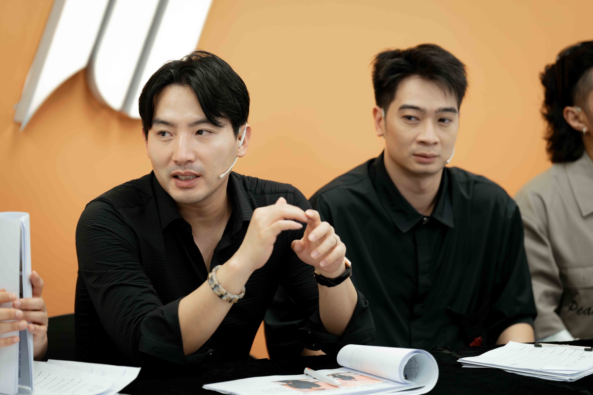 Các giám khảo, HLV nghiêm túc thảo luận kết quả đánh giá sau Kỳ sát hạch số 3