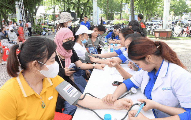 Công nhân được khám bệnh miễn phí tại Ngày hội Thanh niên Công nhân 2025