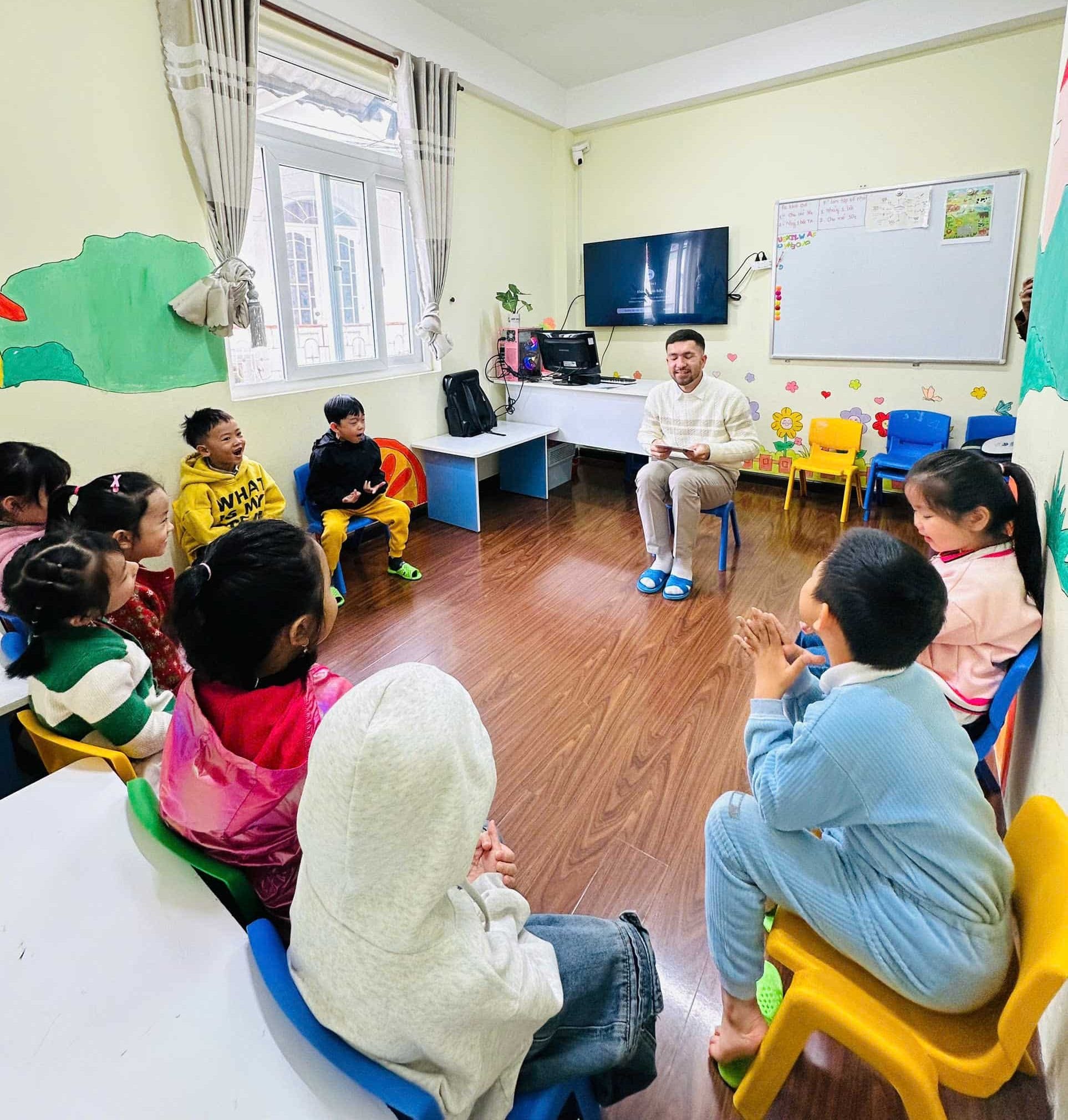 Trung tâm Anh ngữ & Phát triển kỹ năng LaNa học tiếng Anh cùng thầy giáo người nước ngoài