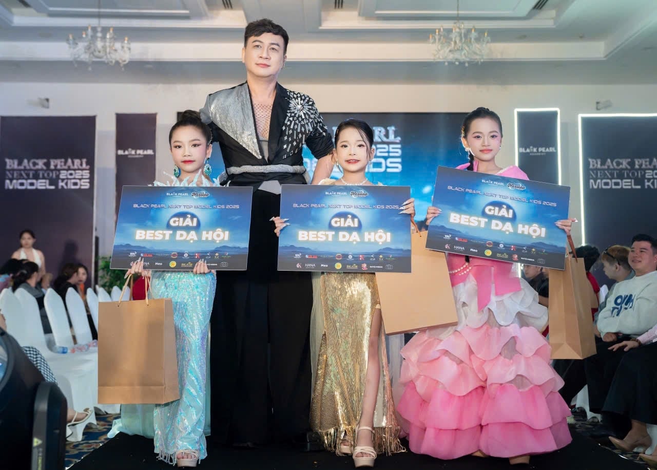 Quỳnh Thư tự tin hơn, chững chạc hơn, kỹ năng catwalk ngày càng tiến bộ rõ rệt