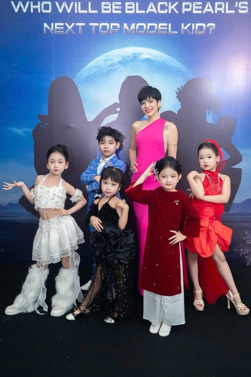 Thiên Bảo chụp ảnh lưu niệm cùng huấn luyện viên và các thành viên trong đội tại cuộc thi