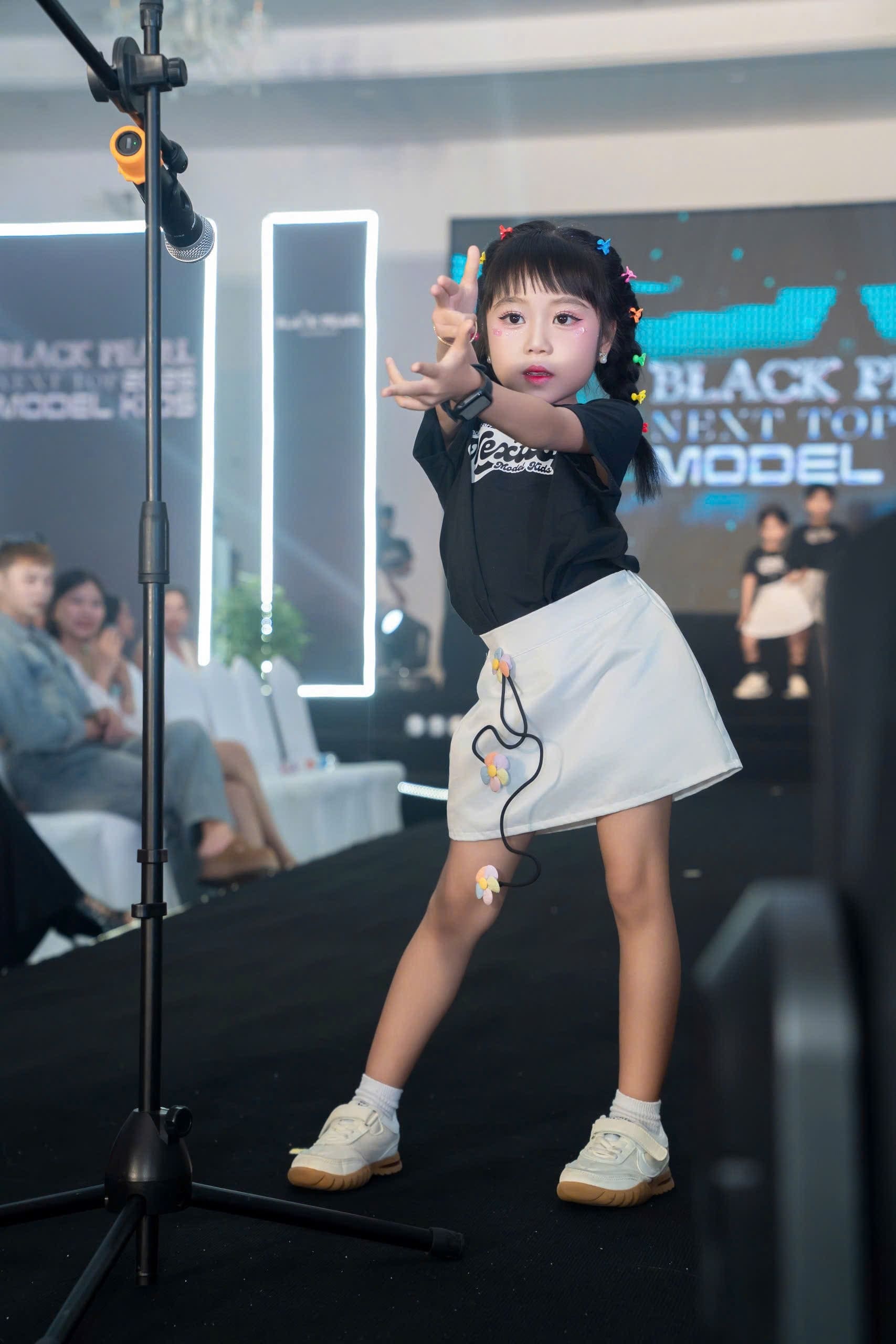 Đình Đình tự tin tạo dáng trước ống kính