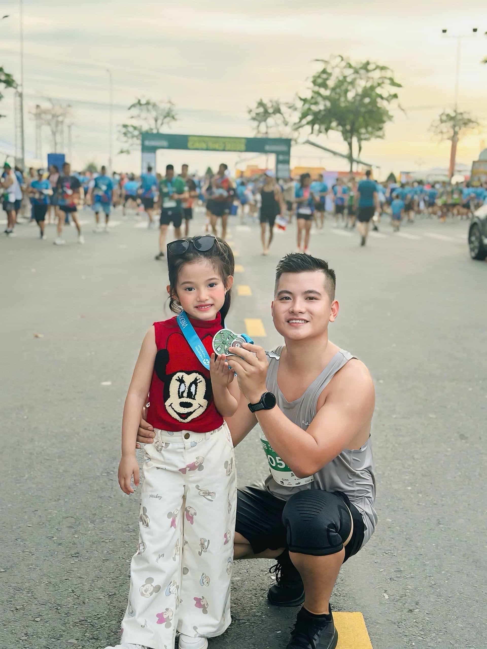 Thảo Vy thích chạy bộ cùng bố