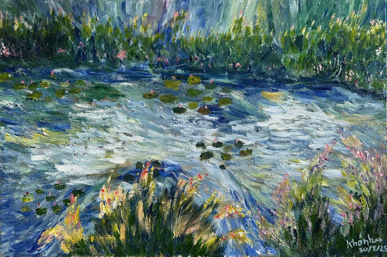 Tác phẩm “Lặng” (Acrylic, 40x60cm) – Trực họa từ cánh đồng quê, khắc họa vẻ đẹp bình dị của con mương và thiên nhiên yên ả, tĩnh lặng.